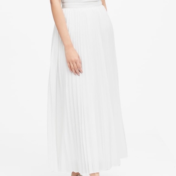 White pleated skirt - Picture 1 of 3